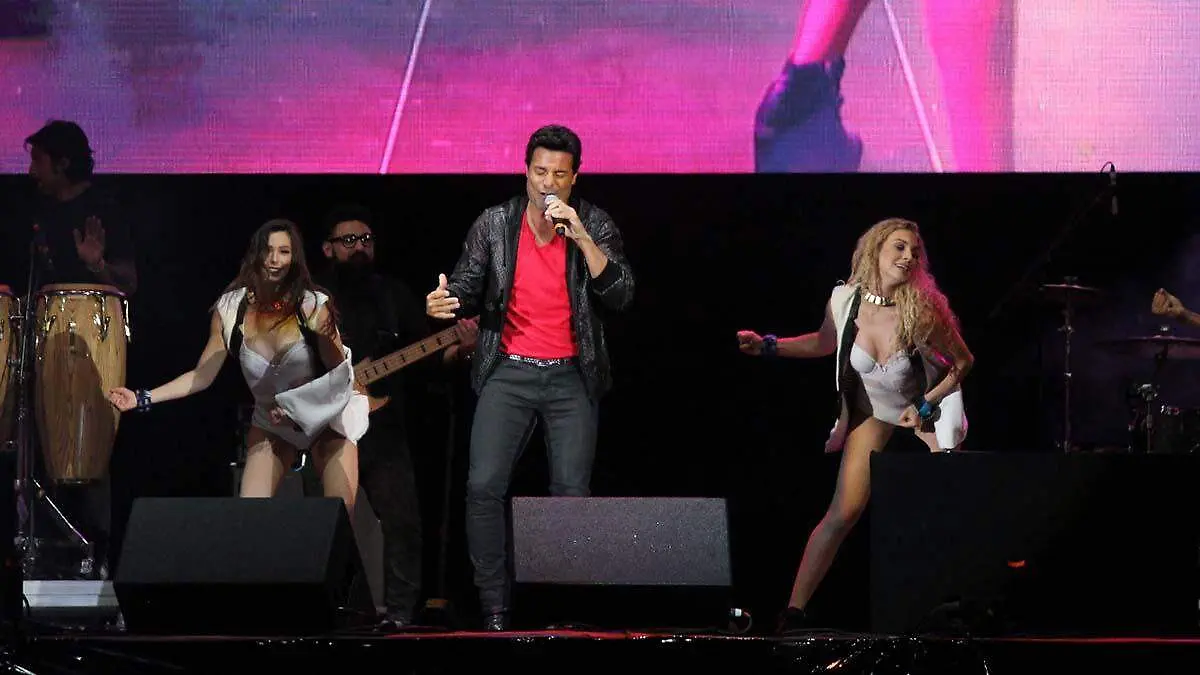 Chayanne cantando en concierto